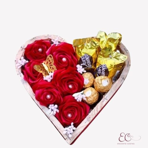 coracao com rosas eternas e chocolates